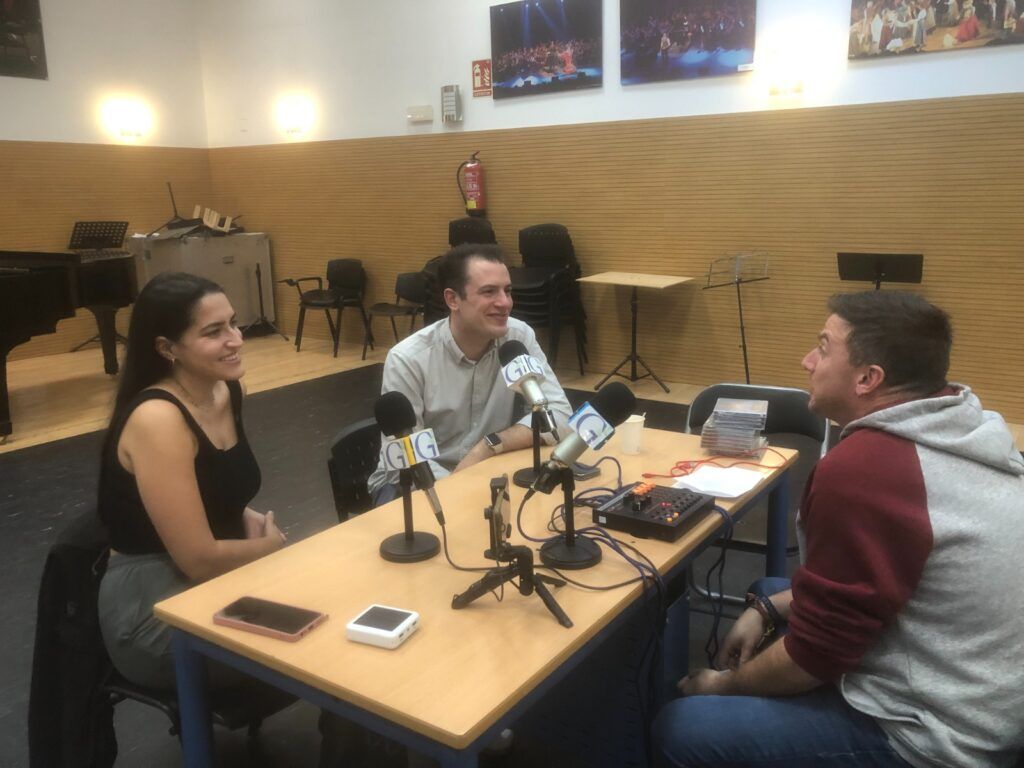 José Antonio Márquez y Celia Amador conversan con un periodista en una sala de música del Liceo de Moguer.